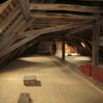 Kirchenschiff-Spitzboden: Erneuerung des Bretterbelags, Dachstuhlreparaturen